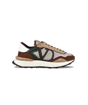 Netrunner Sneakers von Valentino Garavani.Braunes VLogo Signature Ornament.Einsätze aus beigem und braunem Wildleder.Einsätze aus Canvas.Fersenkappe aus weißem Leder.Details in Tannengrün.Details in lilafarbener Farbe.Weiße Gummisohle mit beigem Nietenstreifen auf der Rückseite.Made in Italy.