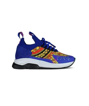 Sneakers Versace Chain Reaction en azul rey.Parte superior de tela y cueroEstampado barroco rojo y dorado de Versace.Suela blanca y negra de goma gruesa efecto cadena.Mostrador de ante azul.Cierre con cordones.Punta redonda.Made in Italy.