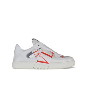 Sneakers Valentino VL7N en piel blanca.Siete cintas con el logotipo de la VLTN en rojo y blanco sin cordones.Talonera de piel blanca con el logotipo de Valentino.Lengüeta con el logo de Valentino.Suela de goma.100% piel de becerro.Made in Italy.