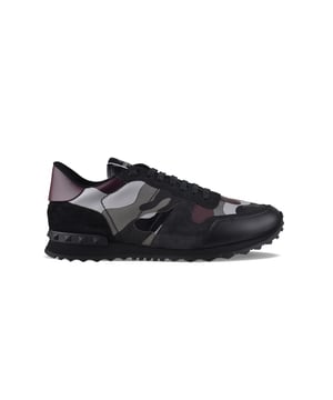 Sneakers de camuflaje Rockrunner de Valentino en negro, gris y burdeos.En ante, piel y lona.Tachuelas de goma decorativas.Contrafuerte de cuero burdeos.Suela de goma dentada.Cierre de cordones.Made in Italy.
