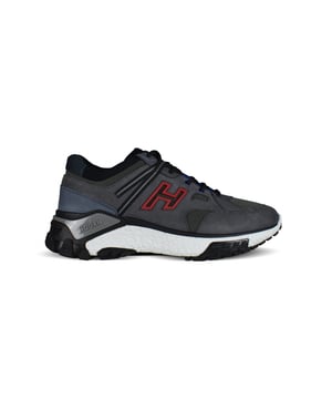 Hogan Urban Trek Sneakers aus grauem Leder.Geprägtes rotes H-Detail an der Seite.Verschluss mit schwarzen Schnürsenkeln.Memory Foam Einlegesohle.Weiße und schwarze Gummisohle.Made in Italy.