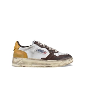 Sneakers bajas Autry de piel blanca y amarilla.Parche con logotipo en el exterior. Talonera de piel amarilla con logotipo en relieve.Lengüeta con parche del logotipo.Suela de goma con efecto amarillento.  Cierre con cordones. Puntera redonda perforada.100% piel.