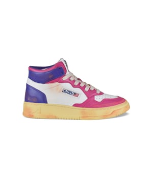 Sneakers altas Autry Super vintage en piel blanca/morada y rosa.Inserciones de piel y efecto desgastado.Parche con logotipo en el exterior. Contrafuerte de cuero morado.Lengüeta con parche del logotipo.Suela de goma efecto vintage en contraste. Cierre con cordones blancos.Puntera redonda perforada.100% piel.