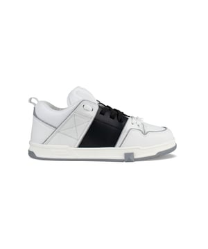 Zapatillas Open Skate Valentino blancas en piel de becerro.Banda negra.Lengüeta de tejido acolchado con detalle de goma VLogo.Tachuela maxi en el lateral.Cierre de cordones.Suela de goma blanca y gris con detalle de tachuelas.Made in Italy.