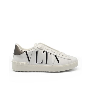 Valentino wit en zwarte sneakers met open model.Witte rubberen zool met studsdetails.Logodetail aan de buitenkant.Zwarte hielversterking.Made in Italy.