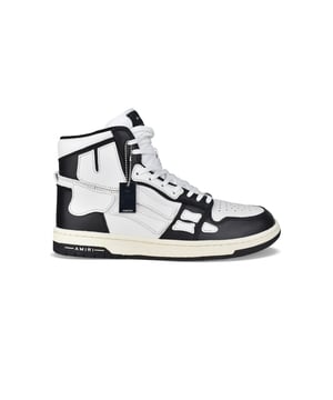 Skel Top Amiri hoge sneakers van zwart en wit leer.Witte lederen inzetstukken die een skelet vormen.Witte nylon tong met logo.Metalen logoplaat aan de voorkant.Zwart-witte dunne rubberen zool met logo.Witte veters.Ronde neus.