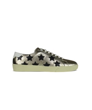 Sneaker Court Classic de cuero dorado de Saint Laurent con estampado de estrellas en negro.Interior de cuero.Contador de cuero blanco estampado de Saint Laurent. Suela de goma.Made in Italy.