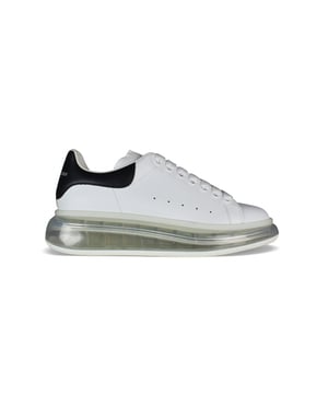 Oversized sneakers de Alexander McQueen en suave piel de becerro blanca.Detalle de cuero negro en el talón.Talonera de cuero negro.Logotipo en el talón y en la lengüeta.Cordones planos blancos.Suela de goma transparente con estampado de la firma.100% piel de becerro.Made in Italy.