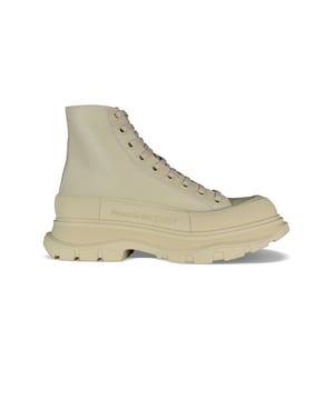 Sneakers altas Alexander McQueen Tread Slick.Cuero beige.Puntera redonda con inserción de goma.Logotipo en el talón y la lengüeta.Cierre de cordones planos en color beige.Suela de goma beige de gran tamaño con la firma.Made in Italy.