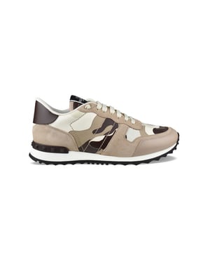 Rockrunner camouflage sneakers van Valentino, beige en bruin.Suède en leer.Decoratieve rubberen noppen. Bruin lederen zool.Witte rubberen zool met gekerfde rand. Vetersluiting. Gemaakt in Italië.