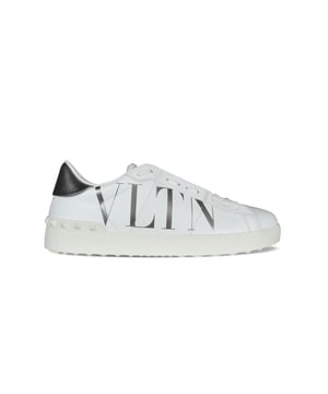 Valentino Garavani Open Sneakers aus weißem Leder.Geprägte Gumminoppen an der Sohle.Silbernes VLTN-Logo an der Seite.Strebepfeiler aus silbernem Leder.Gummisohle.Made in Italy.