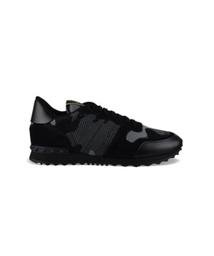 Valentino Rockrunner camouflage sneakers in zwart en grijs.Mesh en leer.Decoratieve rubberen noppen. Zwart lederen zool.Rubberen gekerfde zool. Zwarte vetersluiting. Gemaakt in Italië.