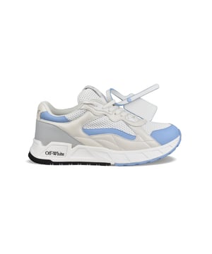 Sneakers Off-White  Kick Off  de piel blanca, gris y azul.Diseño de canesú.Logotipo negro en relieve.Cierre de cordones blancos.Pala perforada.Suela gruesa de goma blanca con logotipo negro.Etiqueta emblemática en una de las zapatillas.