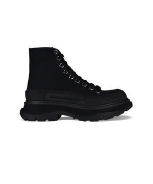 Sneakers altas Alexander McQueen Tread Slick.Lona negra.Puntera redonda con inserción de goma.Logotipo en el talón y la lengüeta.Cierre de cordón plano negro.Suela de goma negra sobredimensionada con la firma.Made in Italy.