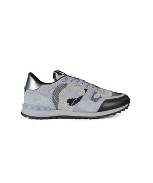 Schwarze und graue Rockrunner Camouflage Sneakers von Valentino.Aus Mesh und Leder.Dekorative Nieten aus Gummi.Fersenkappe aus silbernem Leder.Gekerbte Sohle aus Gummi.Verschluss mit grauen Schnürsenkeln.Made in Italy.