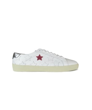 Sneakers Court Classic SL/06 Saint Laurent en piel blanca.Estrellas de cuero blancas y rojas.Contador de cuero plateado con relieve de Saint Laurent.Suela de goma en contraste.Forro de cuero.100% cuero.Made in Italy.