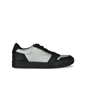 Sneakers Lanvin DBB1 en piel negra y gris metalizado.Logotipo L grabado en el exterior.Suela de goma negra.Cordones negros.Punta redondeada.
