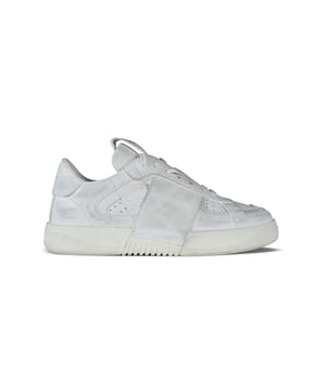 Valentino VL7N Sneakers aus weißem Leder mit Used-Effekt.Sieben Bänder mit VLTN-Logo in Weiß.Fersenkappe aus weißem Leder mit Valentino-Logo.Zunge mit Valentino-Logo gekennzeichnet.Sohle aus Gummi.100% Kalbsleder.Made in Italy.