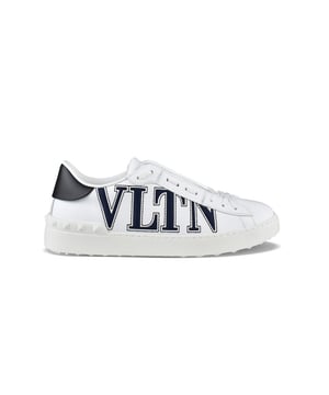Sneakers Valentino Garavani  Open  de piel blanca.Logotipo VLTN azul marino en relieve en el lateral.Tachuelas de goma en relieve en la suela.Contrafuerte de cuero negro.Suela de goma blanca.Cierre con cordones blancos.100% piel.Made in Italy.