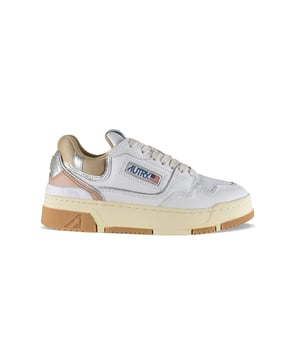 Sneakers bajas CLC Autry en piel blanca y beige.Detalles en gris plateado.Parche del logotipo en el exterior. Talonera beige y plateado con logotipo beige.Lengüeta con parche del logotipo.Cierre con cordones. Puntera redonda perforada.Suela de caucho con efecto amarilleado e inserción beige.Logotipo de la marca en la suela.