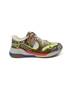 Gucci Ultrapace Sneakers aus Leder mit Animal-Print.Lederpasse mit Tiermotiv aus taupefarbenem Wildleder, schwarzem und silbernem Netz und gelbem reflektierendem Stoff.Weiße, blaue und rote Sohle und Gummi.G Stick- und Logo-Details.Vintage Logo-Etikett.Made in Italy.