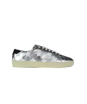 Sneakers Court Classic SL/06 Saint Laurent en cuero plateado con estrellas de cuero blanco.Forro de cuero.Mostrador de cuero negro de la marca Saint Laurent. Suela de goma.Made in Italy.
