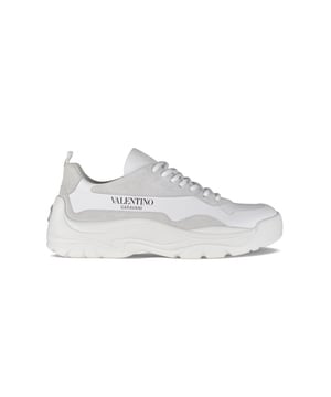 Valentino Garavani Gumboy-sneakers van wit leer en grijs suède.Zwart Valentino-logo aan de buitenkant.Logo in reliëf op de tong.Grijze suède bovenkant. Handtekening zwart  Vlogo -logo op de hiel.Rubberen zool.Gemaakt in Italië.