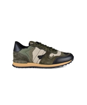 Sneakers Rockrunner Camouflage von Valentino in Khaki.Aus gestricktem Stoff, Wildleder und Leder.Dekorative Nieten aus Gummi.Fersenkappe aus schwarzem Leder.Gekerbte Sohle aus gelbem Gummi.Verschluss mit Schnürsenkeln.Made in Italy.