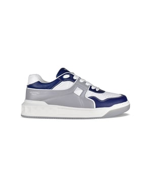Valentino Sneakers aus weißem, grauem und marineblauem Leder.Weißes Nietendetail mit glänzendem Finish.Siebgedrucktes Logo auf der Ferse und der Zunge.Gummisohle mit Maxi-Nieten-Details.Verschluss mit weißen Schnürsenkeln.Weiße Lederkappe mit Valentino-Logo.Zunge mit Valentino-Logo gekennzeichnet.100% Leder.Made in Italy.