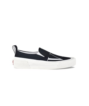 Valentino Garavani VLTN Slip-on aus schwarzem Canvas.Weißer VLTN-Logoaufdruck auf der Vorderseite des Schuhs.Schlupflasche an der Ferse.Runder Zehenbereich.Innensohle aus Leder.Weiße Gummisohle mit rotem Logo-Patch auf der Rückseite.Made in Italy.
