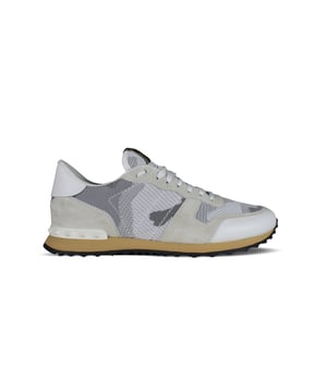 Witte en grijze Valentino camouflage Rockrunner sneakers.In stof en leer.Decoratieve rubberen noppen.Witte leren steun.Rubberen zool met profiel.Gemaakt in Italië.