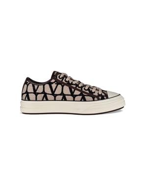 Niedrige Sneakers Totaloop von Valentino Garavani.Aus beigem und schwarzem Canvas mit Monogramm und braunen Lederdetails.Goldenes Logo auf der Zunge.Sohle aus Gummi.Made in Italy.