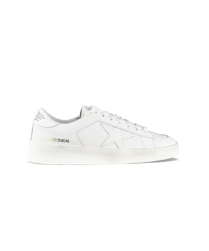 Golden Goose Stardan Sneakers aus weißem Leder.Weißer Stern aus Leder.Fersenkappe mit schwarzem Logo markiert.Verschluss mit flachen weißen Schnürsenkeln.Goldenes Signaturlogo auf der Außenseite.Dicke Sohle aus Gummi.100% Leder. Made in Italy.