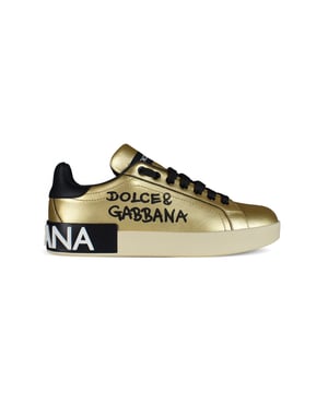 Dolce&Gabbana Portofino Sneakers aus goldfarbenem Leder.Schwarzer Dolce&Gabbana-Schriftzug auf die Seite gedruckt.Kontrastierende Fersenkappe aus schwarzem Leder.Flache schwarze Schnürsenkel.Innensohle aus Leder mit Logoetikett.Logo-Außensohle aus Gummi mit schwarzem Einsatz aus Lamé-Leder und weißem, mikroeingespritztem Logo.100% Kalbsleder.Made in Italy.