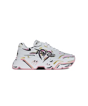 Dolce&Gabbana Daymaster sneakers in wit leer.Versierd met geschilderd DG-logo.Handgeschilderd in verschillende kleuren: roze, goud en zwart.Leren logoteller.Platte veters.Leren binnenzool met logolabel.Roze rubberen zool met logo.100% kalfsleer.Gemaakt in Italië.