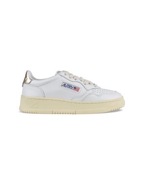 Niedrige Sneakers von Autry aus weißem Leder.Logo-Patch an der Außenseite. Fersenkappe aus Metallic-Leder mit Logoprägung.Zunge mit Logo-Patch.Gummisohle mit vergilbtem Effekt. Verschluss mit Schnürsenkeln.Perforierte runde Spitze.100% Leder.