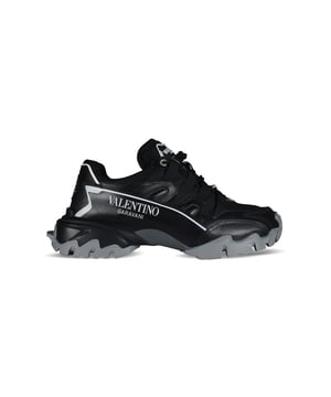 Zwarte Valentino Climber sneakers.Zwarte contrastdetails met gedrukt logo.Zwart leren aanrecht.Zwarte veters met canvas lussen.Zwarte en grijze rubberen zool met logo.Gemaakt in Italië.
