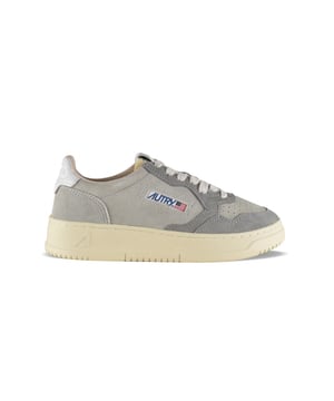 Sneakers bajas Autry de ante gris.Parche del logotipo en el exterior. Contrafuerte de piel agrietada blanca con logotipo en relieve.Lengüeta con parche del logotipo.Suela de goma con efecto amarilleado.  Cierre con cordones. Puntera redonda perforada.