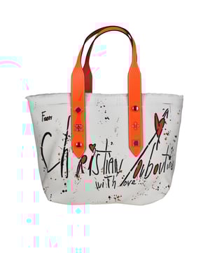 Bolso tote mediano Christian Louboutin en tejido blanco.Dos asas de cuero naranja decoradas con 3 tachuelas doradas.Borde superior resaltado por flecos.  Efecto de manchas de pintura roja y negra en la parte delantera. Escrito:  De Christian Louboutin con amor .Inserciones de cuero azul en los bordes.Pequeño bolsillo interior de piel.Dimensiones: 28 cm x 38 cm x 20 cm.