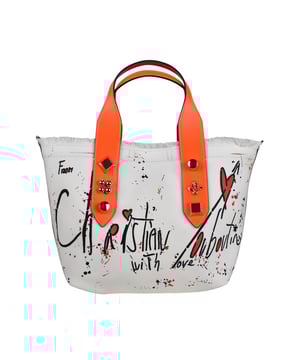 Bolso tote pequeño Christian Louboutin Frangibus en tejido blanco.Dos asas de cuero naranja decoradas con 3 tachuelas doradas.Borde superior resaltado por flecos.  Manchas de pintura roja y negra en la parte delantera. Escrito:  De Christian Louboutin con amor .Inserciones de cuero azul en los bordes.Pequeño bolsillo interior de piel.Bandolera desmontable bicolor rojo y rosa.Dimensiones: 22 cm x 27 cm x 14 cm.