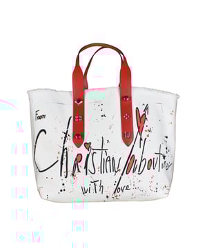 Bolso tote Frangibus Christian Louboutin en tejido blanco.Dos asas de cuero rojo adornadas con 3 tachuelas plateadas.Borde superior subrayado por flecos.Efecto de manchas de pintura negra y roja en el frente.Escritura:  De Christian Louboutin con amor .Pequeño bolsillo interior de piel.Dimensiones: 36 cm x 48 cm x 20 cm.