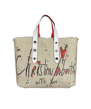Bolso tote Frangibus Christian Louboutin en tejido beige.Dos asas de cuero blanco adornadas con 3 tachuelas plateadas.Borde superior subrayado por flecos.Efecto manchas de pintura negra y roja en el frente.Escritura:  De Christian Louboutin con amor .Pequeño bolsillo interior de piel.Dimensiones: 36 cm x 48 cm x 20 cm.
