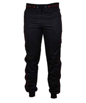 Un jogging de Givenchy.Franja lateral de terciopelo negro con línea roja. Cintura con cordón y puntera de cuero.Logotipo rojo de Givenchy en la cintura. Dos bolsillos con cremallera. Apriete en la parte inferior.Interior de vellón.100% polyester.Made in Italy.