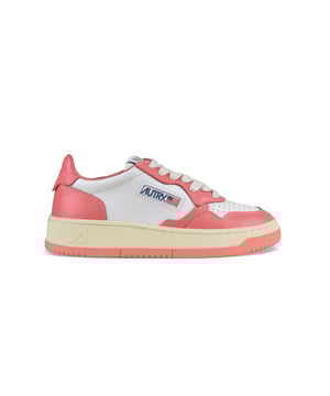 Niedrige Sneakers von Autry aus weißem und rosafarbenem Leder.Logo-Patch an der Außenseite.Fersenkappe aus rosafarbenem Leder mit Logoprägung.Zunge mit Logo-Patch.Gummisohle mit vergilbtem Effekt.  Verschluss mit Schnürsenkeln. Perforierte runde Spitze.100% Leder.