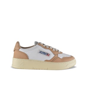 Sneakers bajas Autry de piel de cabra lavada blanca y beige.Parche con logotipo en el exterior. Talonera de piel beige y logotipo en relieve.Lengüeta con parche del logotipo.Suela de caucho efecto amarilleado.  Cierre de cordones. Puntera redonda perforada.100% cuero.