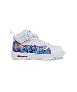 Sneakers de caña alta Air Force 1 Mid SP x Off-White en piel blanca.Diseño estilo graffiti multicolor. Swoosh característico en el lateral.Lengüeta con logotipo bordado.Pala perforada.Cierre delantero con cordones.Correa de velcro en el tobillo.Suela de tacos blandos.Suela de goma blanca.Etiqueta de la firma en una de las zapatillas.