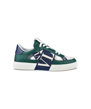 Sneakers Valentino VL7N en piel blanca y verde.Siete rayas con logotipo VLTN en blanco y blanco con cordones.Contrafuerte de piel blanca con logotipo Valentino.Lengüeta con logotipo Valentino.Suela de caucho.100% piel de becerro.Made in Italy.