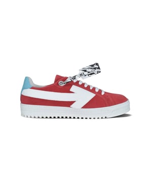 Sneakers Arrow Off-White en ante rojo y cordones blancos.Flecha de cuero blanco en el lado exterior.Talonera de ante azul con logo.Clip estilo antirrobo en blanco y negro.Suela de goma blanca.