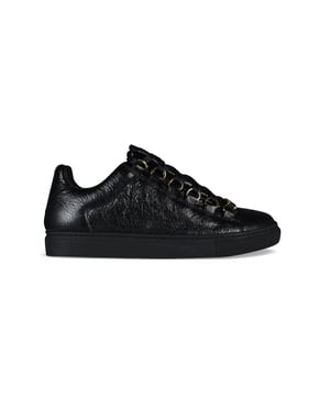 Zapatillas negras Balenciaga Arena bajo.Piel de cordero con textura.Detalles metálicos.Suela de goma blanca.Cierre con cordones.100% cuero.Made in Italy.