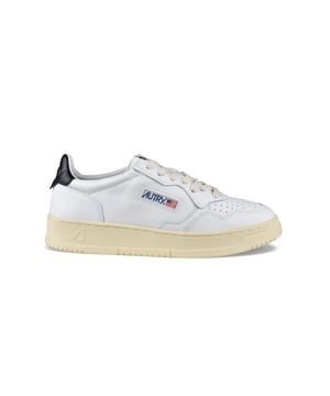 Sneakers bajas Autry de piel blanca.Parche con logotipo en el exterior. Talonera de piel negra con logotipo en relieve.Lengüeta con parche del logotipo.Suela de goma con efecto amarilleado.  Cierre con cordones. Puntera redonda perforada.100% piel.
